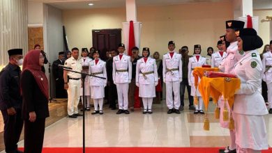 Bupati Berau Sri Juniarsih Mas mengukuhkan komposisi 33 orang Pasukan Pengibar Bendera (Paskibraka) Kabupaten Berau tahun 2024