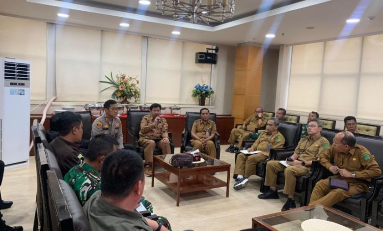 Pemerintah Kabupaten Kutai Kartanegara ( memperketat pengawasan terhadap aktivitas pertambangan dan migas yang beroperasi di kawasan hutan