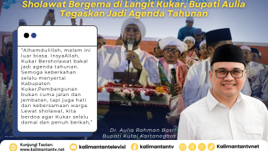 Suasana halaman Kantor Bupati Kutai Kartanegara (Kukar) pada Sabtu malam (26/10/2025) tampak penuh lautan manusia.