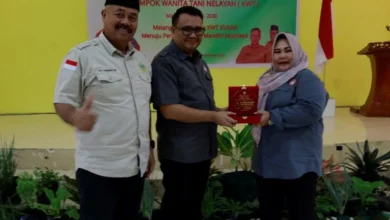 Bupati Kutai Kartanegara Aulia Rahman Basri mengatakan. Peran kelompok wanita tani ( KWT) sangatlah besar. bagaimana tidak, mereka ada dipondasi Keluarga.