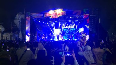 Tingkilan merupakan salah satu genre musik khas Kutai, yang menjadi kebanggaan masyarakat Kalimantan Timur, karena merupakan salah satu kekayaan daerah.