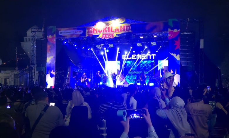 Tingkilan merupakan salah satu genre musik khas Kutai, yang menjadi kebanggaan masyarakat Kalimantan Timur, karena merupakan salah satu kekayaan daerah.