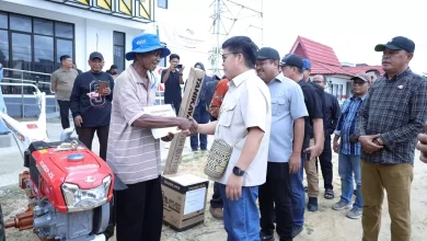 Wakil Bupati Kutai Kartanegara Rendi Solihin menyerahkan bantuan dua unit ambulans serta berbagai peralatan pertanian untuk masyarakat Kecamatan Samboja.