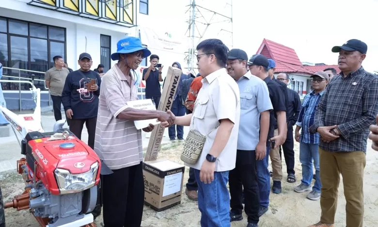 Wakil Bupati Kutai Kartanegara Rendi Solihin menyerahkan bantuan dua unit ambulans serta berbagai peralatan pertanian untuk masyarakat Kecamatan Samboja.