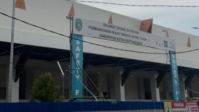 Pembangunan kawasan Pasar Tangga Arung masih terus berjalan. Saat ini, pekerjaan ruang terbuka hijau (RTH)