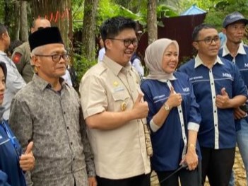 Wakil Bupati Kukar, Rendi Solihin menyalurkan bantuan alat dan mesin pertanian (alsintan) kepada para petani kutai kartanegara.