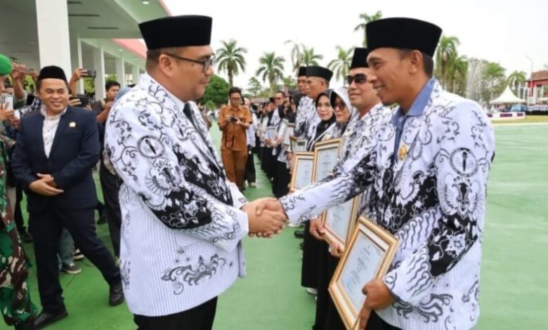 Bupati Kutai Kartanegara Aulia Rahman Basri selalu mengingatkan pendidik yang ada di kukar