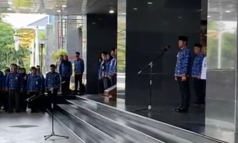 Apel Peringatan Hari Ulang Tahun ke-54 Korps Pegawai Republik Indonesia (KORPRI) berlangsung khidmat di lingkungan Pemerintah Provinsi Kalimantan Timur